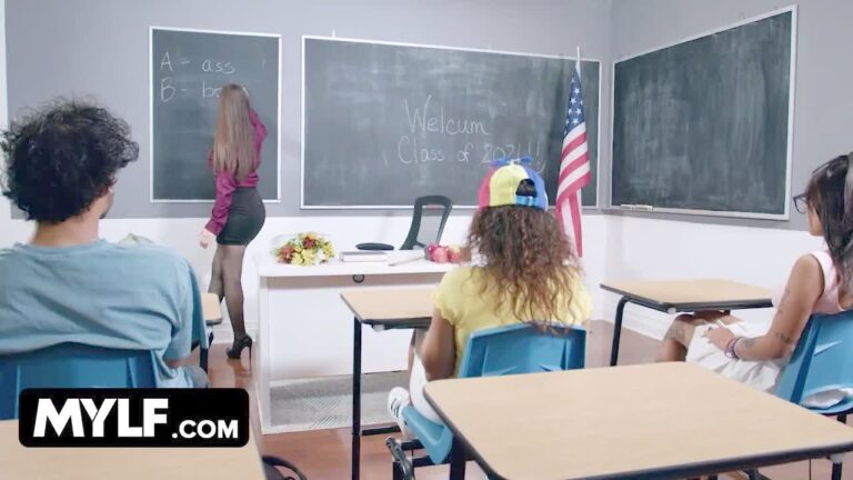 Maestra recompensa a su buen estudiante con su coño – Lexi Luna