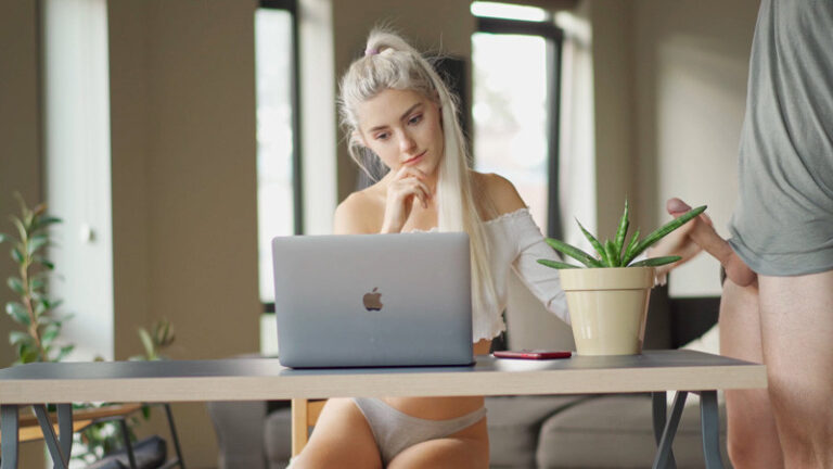 Reunión por Zoom – Eva Elfie