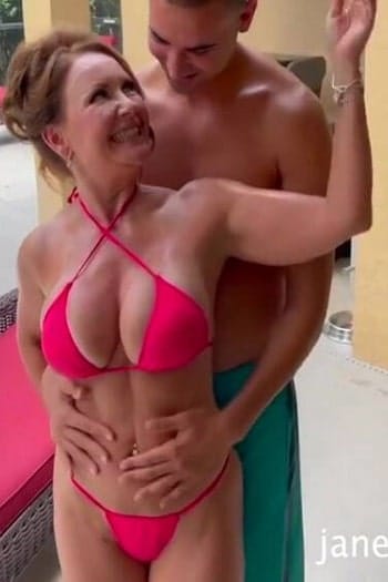 La piscina caliente con mi madrastra – Janet Mason