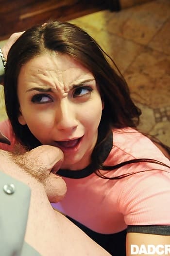 Cuidando al abuelo para poder salir – Mandy Muse