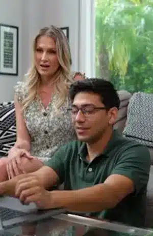 La sexy rubia MILF recibe una buena follada en su coño mojado por parte del amigo de su hijo – Andi Avalon